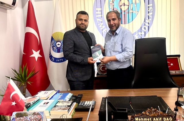 İbrahim Sarı’dan Mehmet Akif Dağ’a Anlamlı Kitap Hediyesi