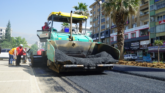Büyükşehir, Trabzon Bulvarı’nda Son Kat Asfalt Serimine Başladı