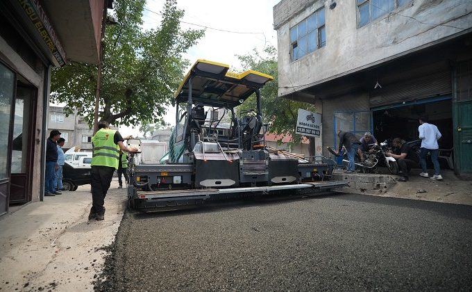 Büyükşehir’den, Dulkadiroğlu Menderes Mahallesi’nde Kesintisiz Asfalt Mesaisi