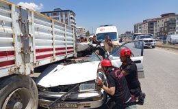 Kahramanmaraş’ta otomobil dorseye ok gibi saplandı