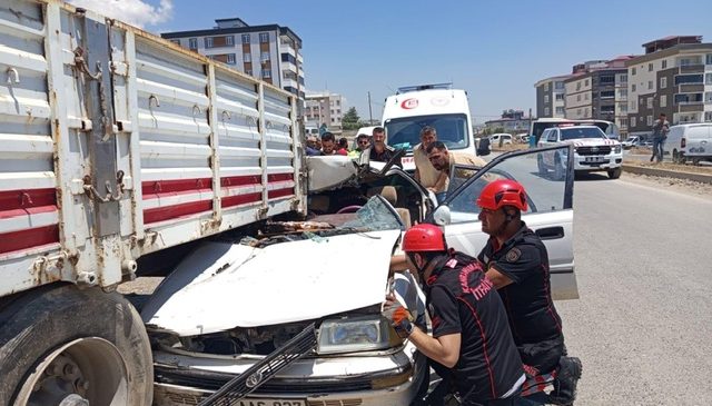 Kahramanmaraş’ta otomobil dorseye ok gibi saplandı