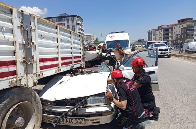 Kahramanmaraş’ta otomobil dorseye ok gibi saplandı