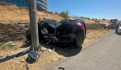 Kahramanmaraş’ta otomobil KGYS direğine çarptı: 2 ağır yaralı