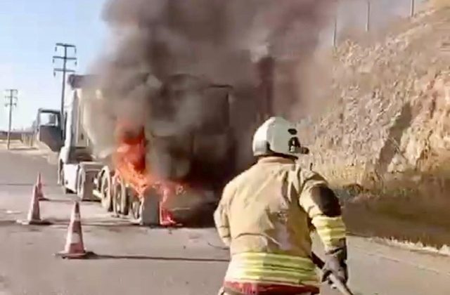 Kahramanmaraş’ta seyir halindeki kamyon alev topuna döndü