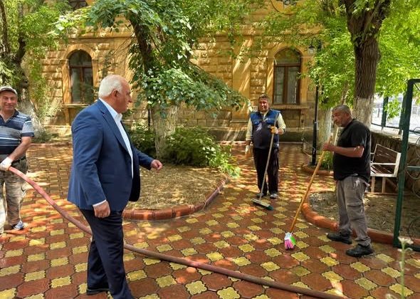 Göksun’da Ulu Cami Bahçesinde Bakım ve Temizlik Çalışmaları Devam Ediyor