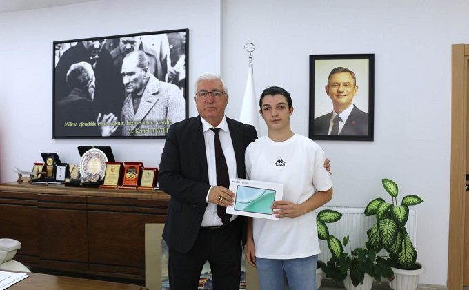 LGS Türkiye Birincisi Berken Duran Sarıtaş’a Başkan İkizer’den Tebrik