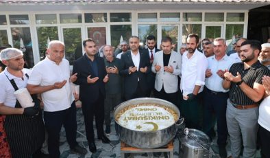 Başkan Toptaş önce aşure dağıttı, sonra vatandaşların sorularını yanıtladı