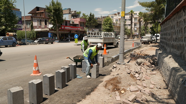 Girne Caddesi’nde Dönüşüm Sürüyor;Asfaltın Ardından Yürüyüş Yolları Yapılıyor