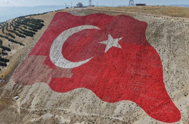 Dünyanın en büyük Türk Bayrağı, yeniden ilk günkü görkemine kavuştu