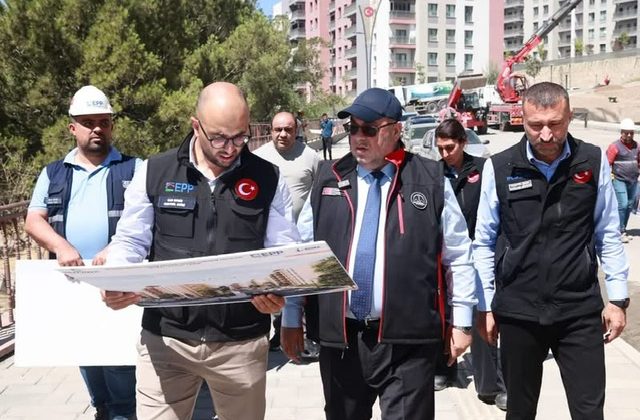 Başkan Akpınar ve Emlak Konut Müdürü Tacettin Şeker, Dulkadiroğlu’ndaki Rezerv Alan Konutlarını İnceledi