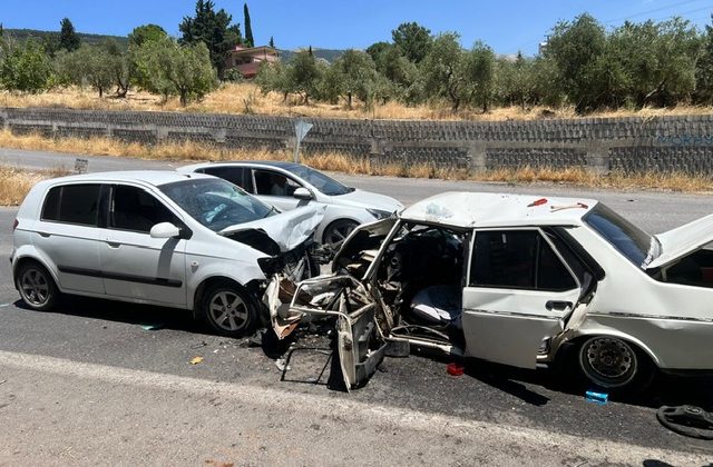 Kahramanmaraş’ta iki otomobil kafa kafaya çarpıştı: 2 yaralı