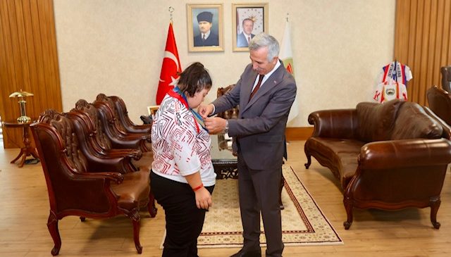 Vali Ünlüer, Dünya Şampiyonu Zeynep Sude Bilginer’i Tebrik Etti