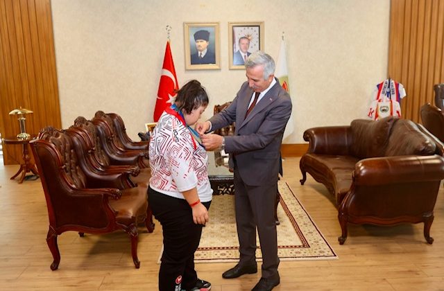 Vali Ünlüer, Dünya Şampiyonu Zeynep Sude Bilginer’i Tebrik Etti