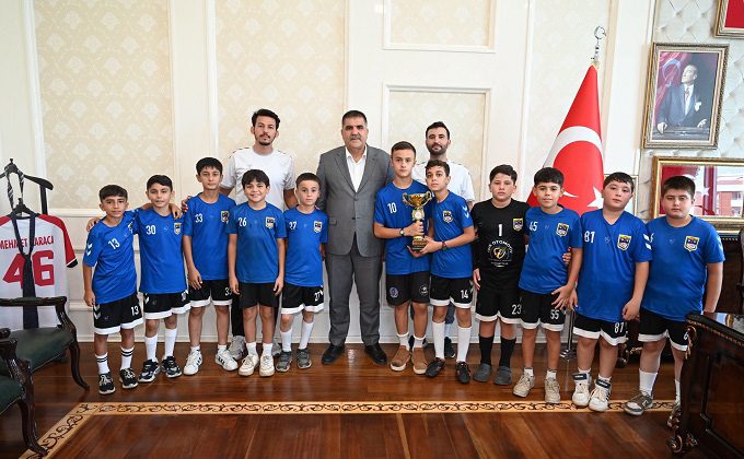 Şampiyon Türkoğlu İstiklalspor, Kupasını Başkan Karaca’ya Getirdi