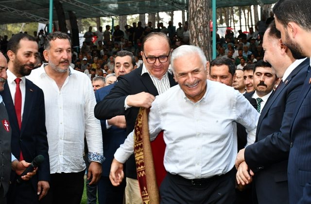 TÜRKİYE CUMHURİYETİ’NİN SON BAŞBAKANI BİNALİ YILDIRIM’A , TGGF BAŞKAN VEKİLİ HEMŞEHRİMiZ ŞAHİN HOPUR TARAFINDAN AĞALIK ABASI GİYDİRİLDİ VE GÜREŞ AĞASI OLDU.