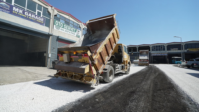 Büyükşehir, Yeni Sanayi Sitesi’nde 3 Kilometrelik Yolu Asfaltla Buluşturdu