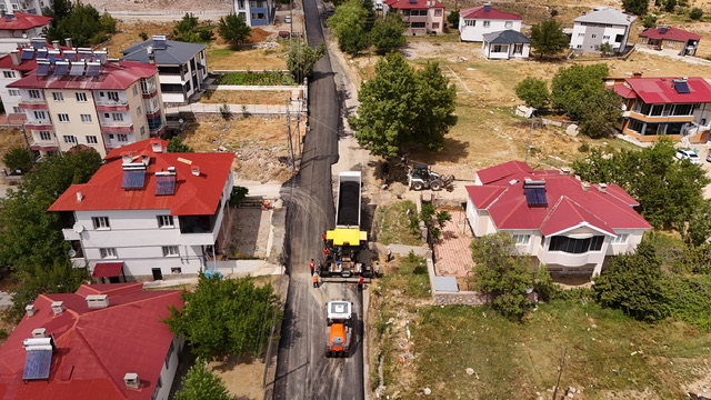 Büyükşehir, Nurhak’ta Eskiköy – Hüyük Grup Yolunu Sıcak Asfaltla Yeniliyor
