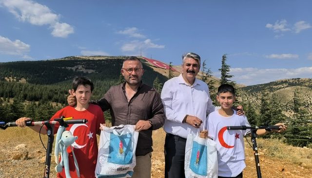 Scooterlarını bayrak sevgisi için sürdüler, zirvede dünyanın en büyük ay yıldızıyla buluştular