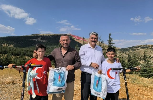Scooterlarını bayrak sevgisi için sürdüler, zirvede dünyanın en büyük ay yıldızıyla buluştular