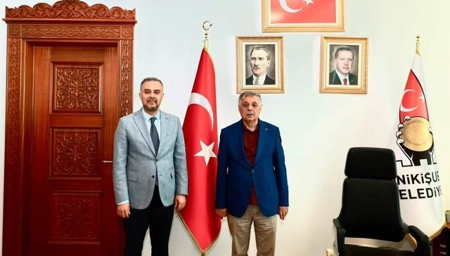 Nevzat Pakdil’den Başkan Toptaş’a Ziyaret: Onikişubat’ın Geleceği Konuşuldu