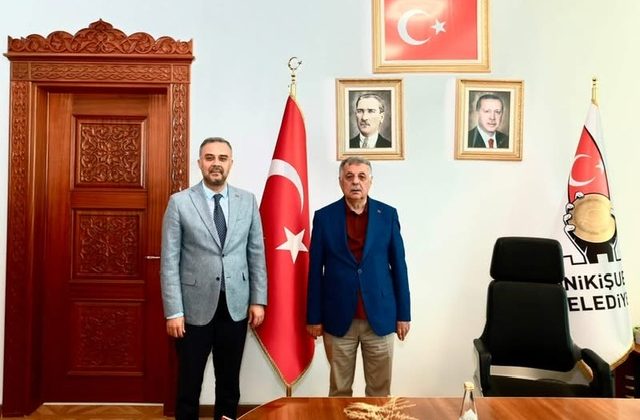 Nevzat Pakdil’den Başkan Toptaş’a Ziyaret: Onikişubat’ın Geleceği Konuşuldu
