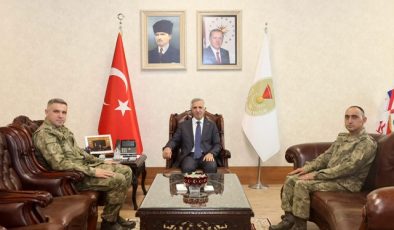 Kahramanmaraş’ta Komuta Değişimi: Vali Ünlüer’den Yeni Görevlere Atanan Komutanlara Tebrik