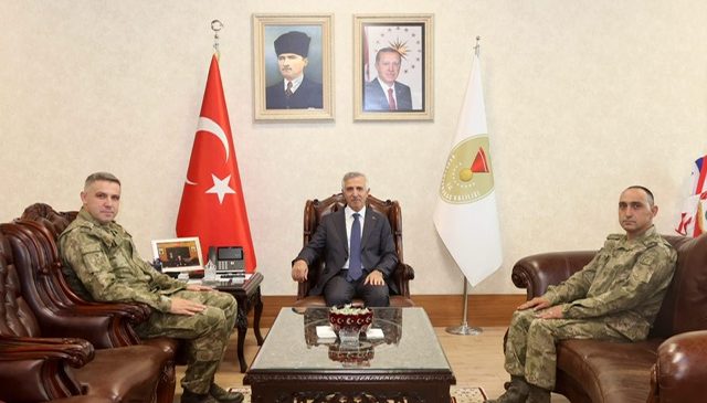 Kahramanmaraş’ta Komuta Değişimi: Vali Ünlüer’den Yeni Görevlere Atanan Komutanlara Tebrik
