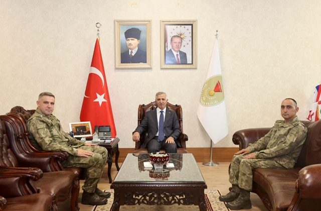 Kahramanmaraş’ta Komuta Değişimi: Vali Ünlüer’den Yeni Görevlere Atanan Komutanlara Tebrik