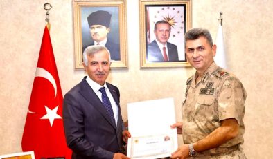 Vali Ünlüer, Tümgeneral Gemalmaz’a Başarı Belgesi Takdim Etti