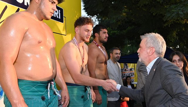 26 Yıllık Hasret Er Meydanında Son Buldu; Pehlivanlar Ödüllerine Kavuştu