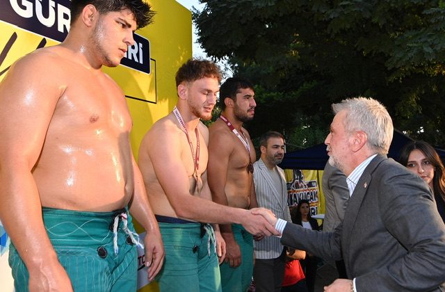 26 Yıllık Hasret Er Meydanında Son Buldu; Pehlivanlar Ödüllerine Kavuştu