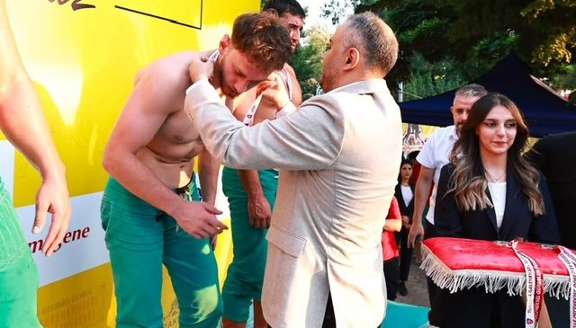 26 Yıl Sonra Ağustos Fuarı’nda Karakucak Güreş Heyecanı