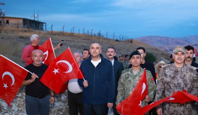 Dünyanın en büyük Türk bayrağında anlamlı 30 Ağustos Bayrağa Saygı Yürüyüşü