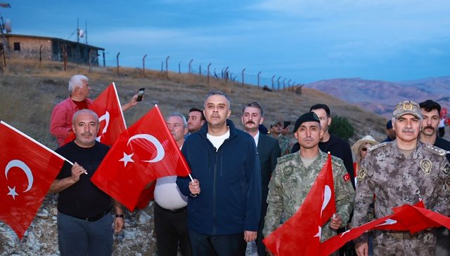 Dünyanın en büyük Türk bayrağında anlamlı 30 Ağustos Bayrağa Saygı Yürüyüşü
