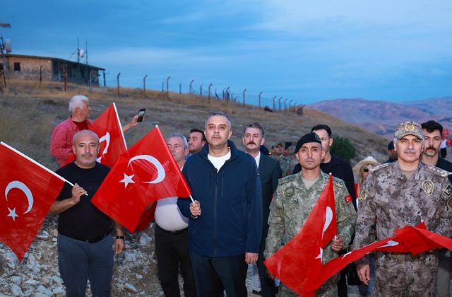 Dünyanın en büyük Türk bayrağında anlamlı 30 Ağustos Bayrağa Saygı Yürüyüşü