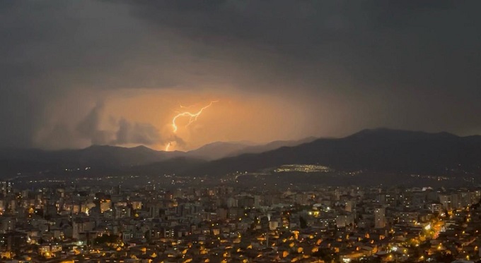 Kahramanmaraş’ta Yıldırımlar Geceyi Gündüze Çevirdi