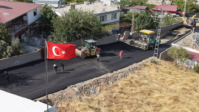 Büyükşehir,  Onikişubat Kırsalında Yol Yatırımlarını Artırarak Sürdürüyor