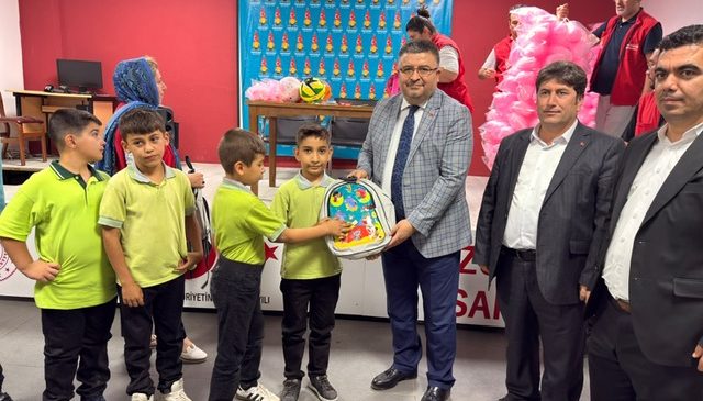 Onikişubat Belediyesi’nden kırsal mahallelerdeki 8 bin öğrenciye kırtasiye seti desteği