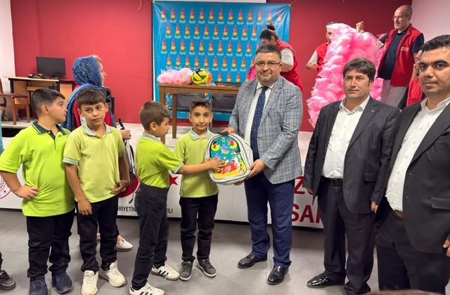 Onikişubat Belediyesi’nden kırsal mahallelerdeki 8 bin öğrenciye kırtasiye seti desteği