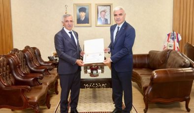 Vali Ünlüer, Emniyet Müdürü Hasan Yiğit’e Başarı Belgesi takdim etti