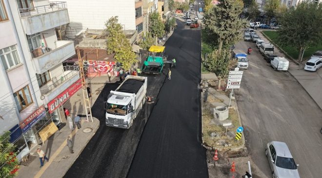 Büyükşehir Bayazıtlı Bulvarı’nda Asfalt Mesaisini Sürdürüyor