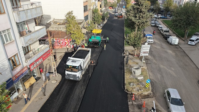 Büyükşehir Bayazıtlı Bulvarı’nda Asfalt Mesaisini Sürdürüyor