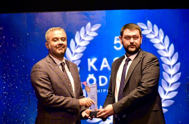 KASİAD Özel Ödülü Hanifi Toptaş’a: Ahırdağı’na İşlenen Türk Bayrağı Ödül Getirdi