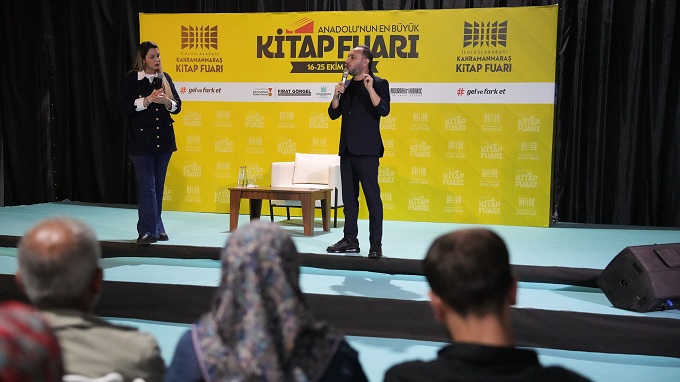 Fulya Öztürk ve Türker Akıncı Kitap Fuarında Sevenleriyle Buluştu