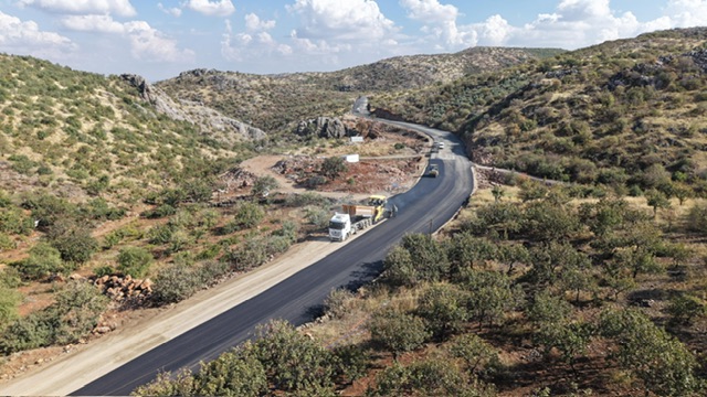 Büyükşehir, Türkoğlu Kırsalında Asfalt Mesaisini Sürdürüyor