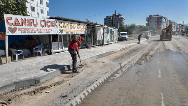 Büyükşehir’den Elbistan’ın Caddelerinde Temizlik