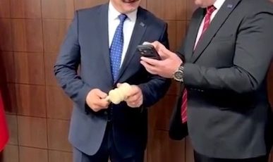 Anahtar Parti Dulkadiroğlu Teşkilatından Genel Başkan Ağıralioğlu’na Anlamlı Hediye