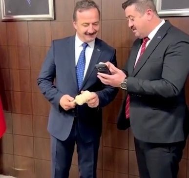 Anahtar Parti Dulkadiroğlu Teşkilatından Genel Başkan Ağıralioğlu’na Anlamlı Hediye