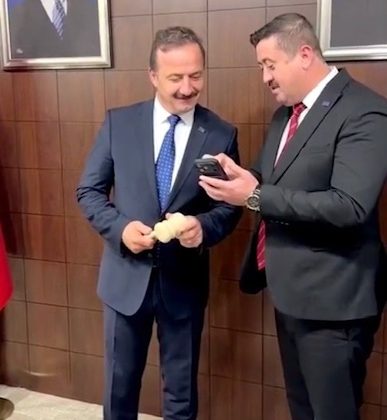 Anahtar Parti Dulkadiroğlu Teşkilatından Genel Başkan Ağıralioğlu’na Anlamlı Hediye