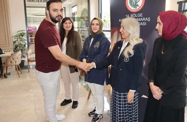 Eczacılar Türkoğlu’nda Bir Araya Geldi: Mesleki Sorunlar ve Beklentiler Değerlendirildi